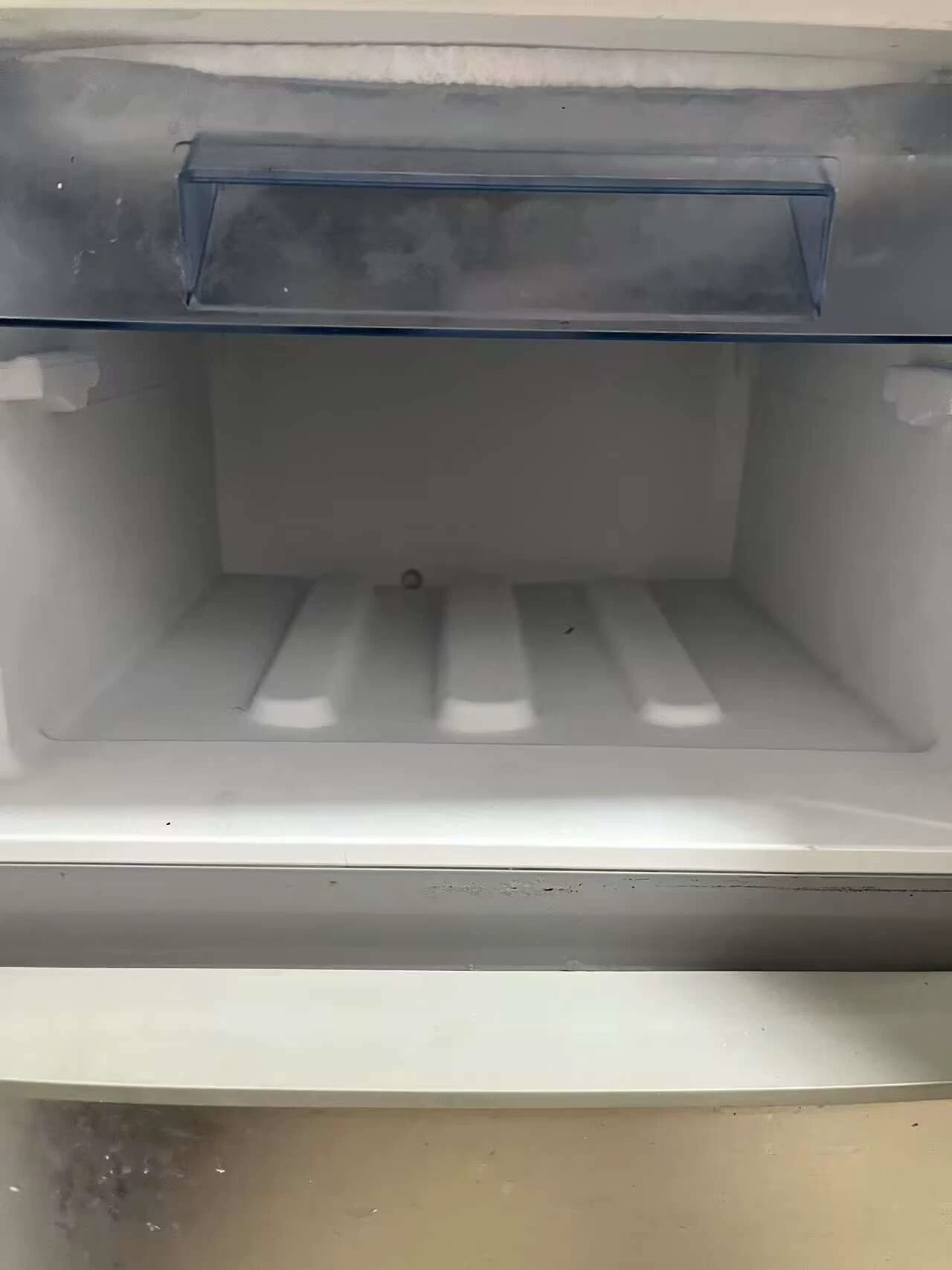 出个人闲置二手冰箱，功能齐全，三开门，两个门是冻柜，很干净，无损坏。仅自提。搬到家插上电就可以用了。记得是2000多买的。250出 家里另外买大冰箱了，所以这个